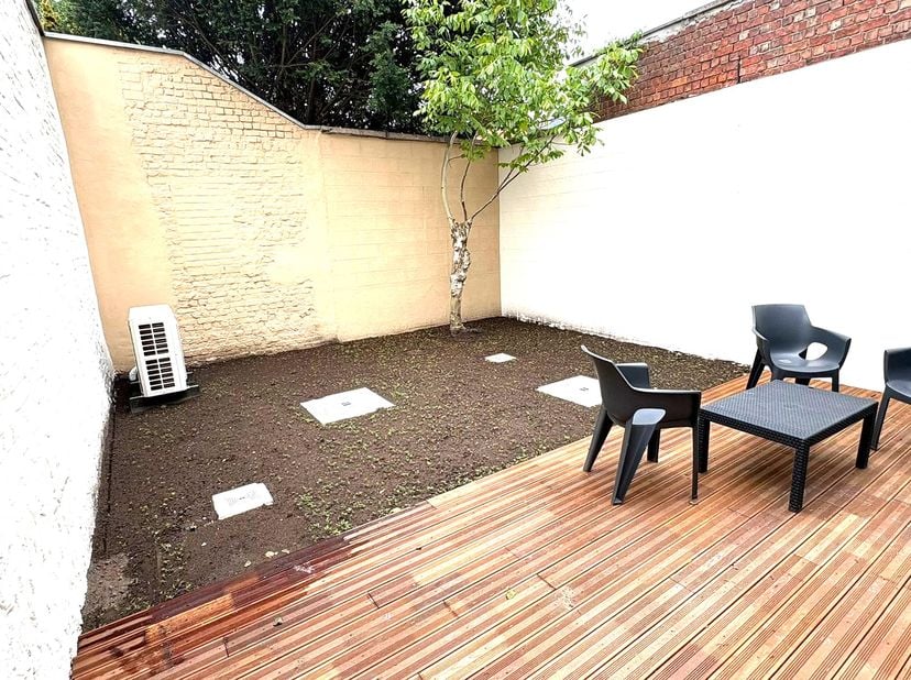 Toprenovatie van een Burgerwoning te Sint Amandsberg, Hogeweg 215.<br />
Het betreft een totale energetische renovatie met aandacht voor kwaliteit, en