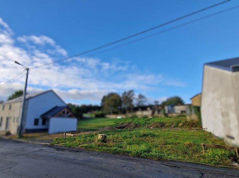 Deze bouwgrond met een oppervlakte van +- 6 are en 60 centiare, wordt aangeboden met een bouwproject voor een moderne eengezinswoning.<br />
<br />
De