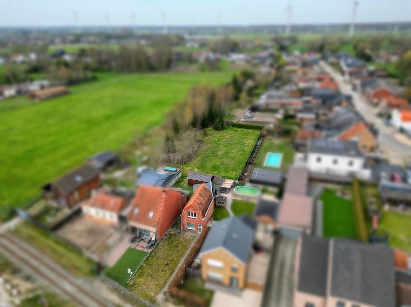Goed gelegen en charmante woning met tuin, weide en praktische bijgebouwen, ideaal voor wie houdt van ruimte en rust.<br />
<br />
Bij het betreden va