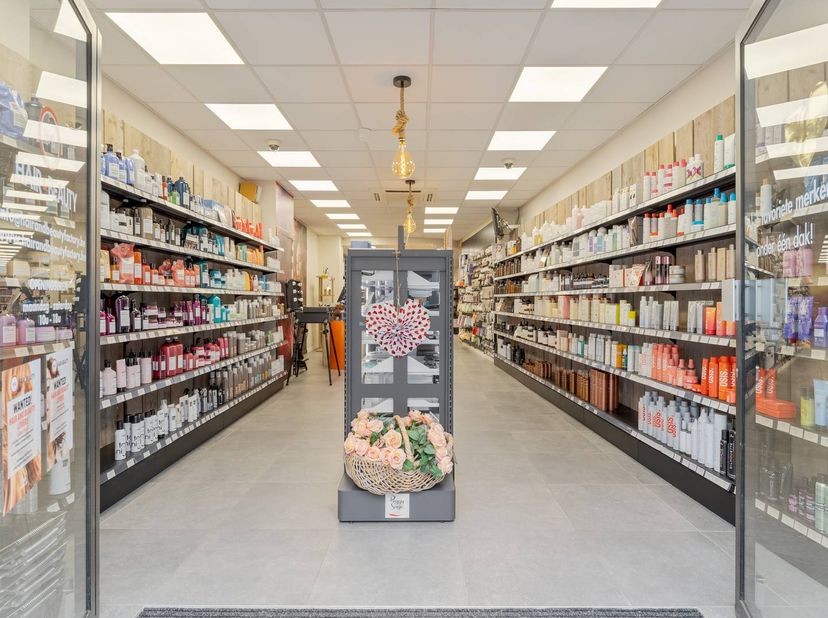 <br />
Indeling;<br />
Het pand is momenteel verhuurd aan een handelszaak in haarproduchten. Iedeaal als investering! <br />
<br />
Op het gelijkvloer