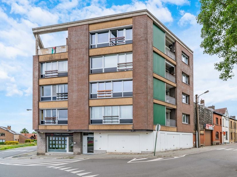 Prox. beau Site - Très bel appartement entièrement rénové situé dans une copropriété tranquille proche de toutes les facilités comprenant:<br />
1er é