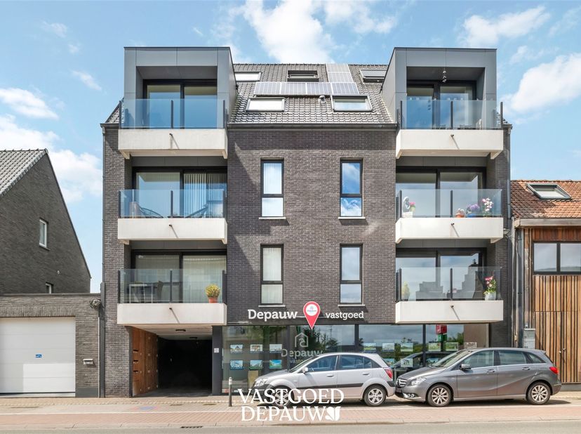 À la recherche d'un appartement prêt à emménager dans un endroit idéal ? Cet appartement duplex raffiné, situé au centre d'Oostkamp, allie confort mod
