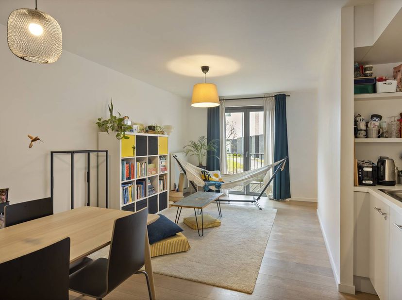 Knap éénslaapkamerappartement op het gelijkvloers te koop, gelegen vlak bij het viaduct in Gent. De Bellevuesite is een gegeerde locatie dankzij het p