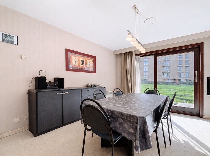 Cet appartement à rafraîchir, avec beaucoup de potentiel, est situé au rez-de-chaussée et bénéficie d'un excellent emplacement à proximité du chenal d