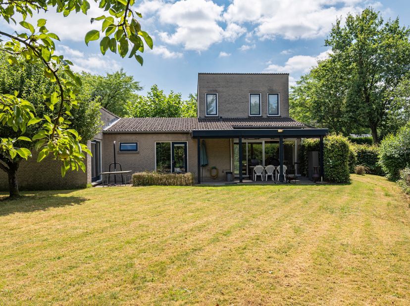 Op een uitstekende locatie nabij het centrum van Hoogstraten, in een doodlopende straat gelegen vrijstaande gelijkvloerse villa op ca. 1.030m². <br />