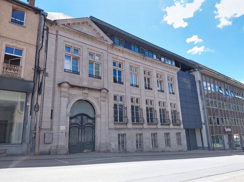 W Immobilière vous propose à Arlon ce magnifique duplex de 89 m² idéalement situé à proximité immédiate du centre-ville, de la gare et de l'ensemble d