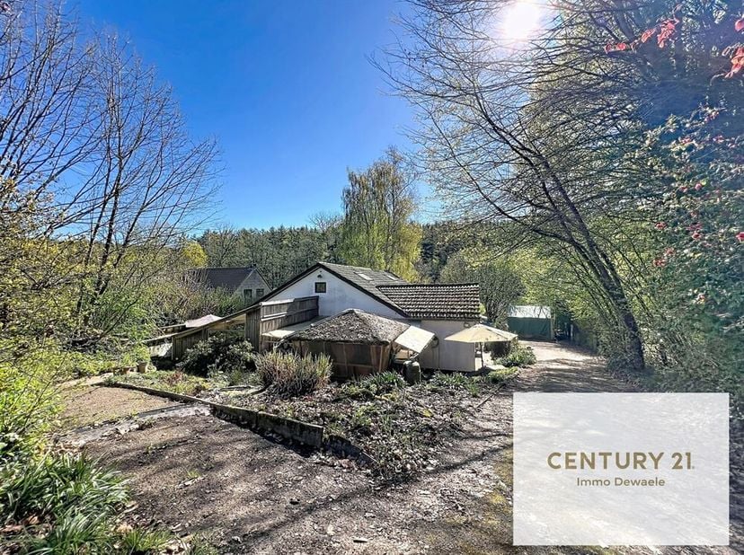Century 21 Immo Dewaele presenteert u met veel plezier deze vrijstaande villa met een perceel van 17 a 64 ca, zonder inkijk. In de buurt van de abdij