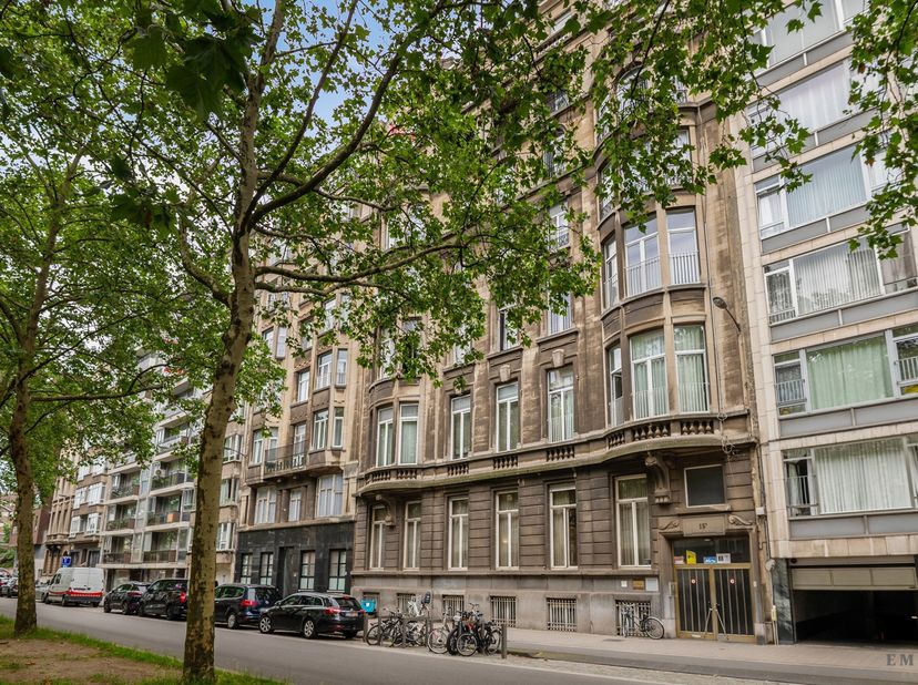 Ruim en lichtrijk appartement van ca. 230 m² met terras en autostaanplaats<br />
Ontdek dit uitzonderlijk ruime appartement van ca. 230 m², ideaal gel