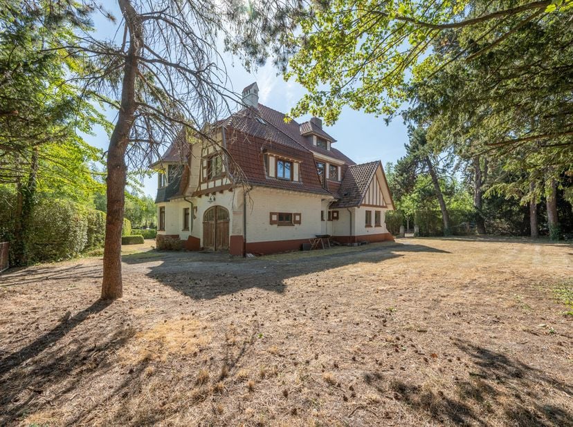 In het hart van het Zoute, aan de prestigieuze De Kerchovelaan, bevindt zich Villa La Tarantelle: een karaktervolle villa uit het interbellum met een
