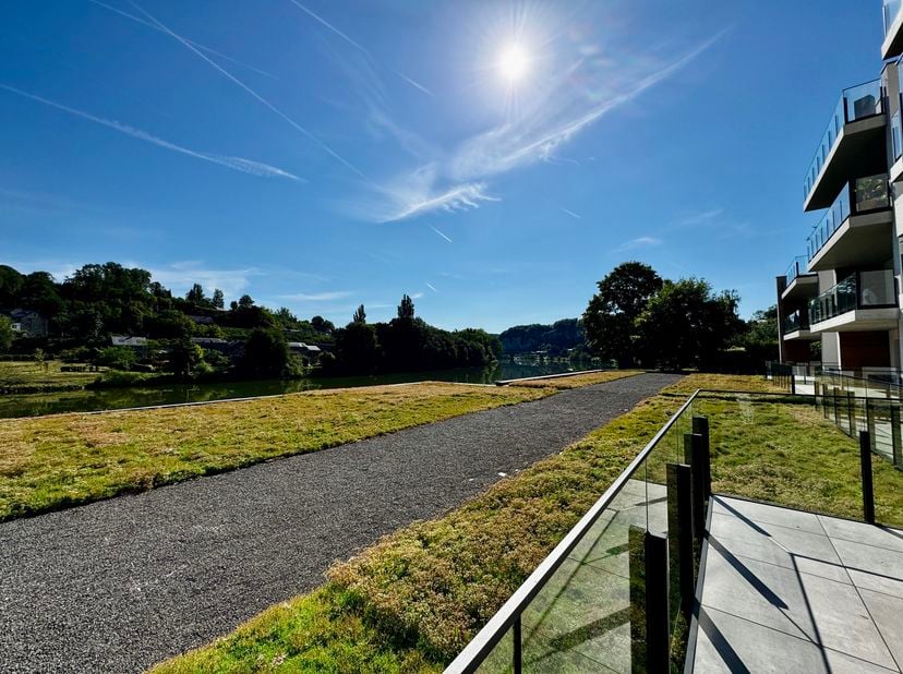 MAIZERET– En bord de Meuse, à 5 min de l'entrée de Namur et à proximité de toutes les commodités, des transports et des écoles, APPARTEMENT NEUF (2CH/