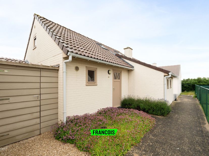 Op zoek naar een instapklare vakantiewoning te koop nabij de kust? Deze sfeervolle vakantiewoning in de Neptunuslaan te Harendijke combineert een warm