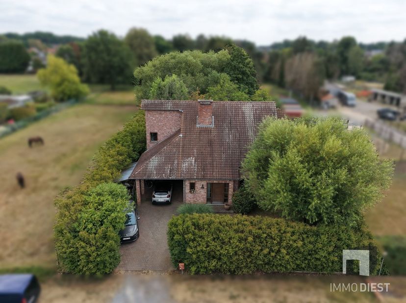 Aan de Butserenstraat 29 in Koersel-Beringen vindt u deze prachtige en ruime gezinswoning, gebouwd in de jaren negentig, op een mooi perceel van 12a47