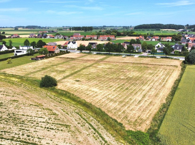 Reeds 1 van de 4 bouwloten verkocht !!<br />
<br />
Kooigem, een landelijke deelgemeente van Kortrijk waar deze bouwpercelen zich bevinden. De verkave