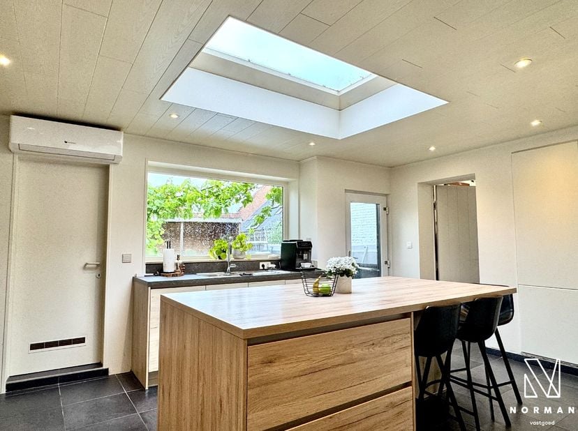 Welkom in deze ruime gezinswoning met tuin en garage, gelegen in het centrum van Kuurne!<br />
<br />
Bij het betreden van de woning komt u binnen in