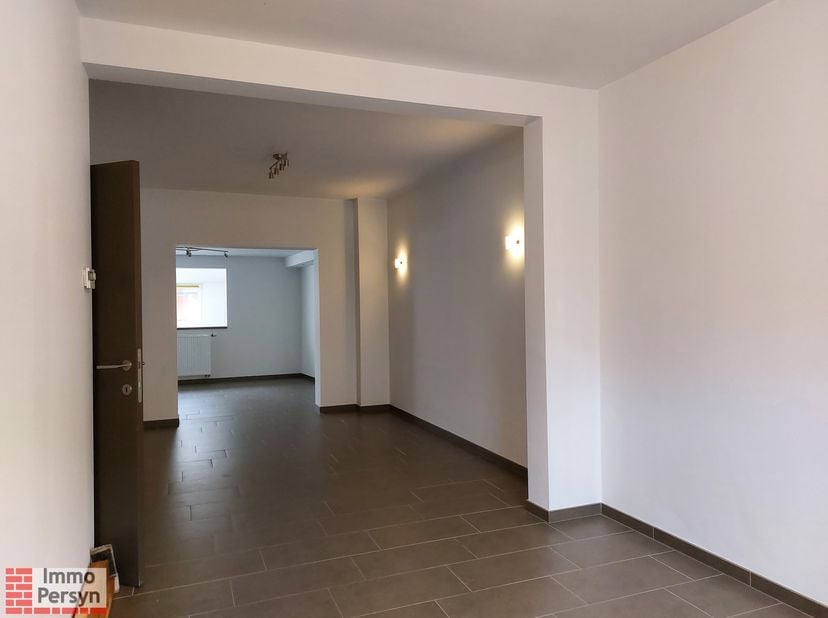 Deze gerenoveerde rijwoning in Scherpenheuvel is perfect voor wie op zoek is naar een instapklare woning met een gezellige stadstuin. De woning is gel
