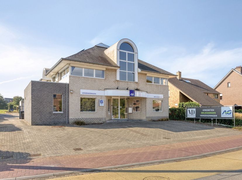 Maison très spacieuse (293 m²) comprenant 5 chambres, un grenier aménagé, une véranda, une grande cave (122 m²) avec espace détente, un garage double