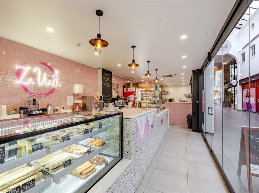 Zeer mooi ingerichte en volledig instapklare broodjeszaak op een absolute toplocatie in het centrum van Aalst, ter overname aangeboden. Dankzij de uit