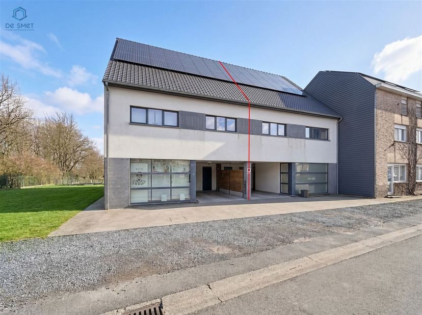 Instapklare nieuwbouwwoning met 3 slaapkamers, commerciële ruimte en ruime zolder<br />
Deze moderne en instapklare nieuwbouwwoning is rustig gelegen