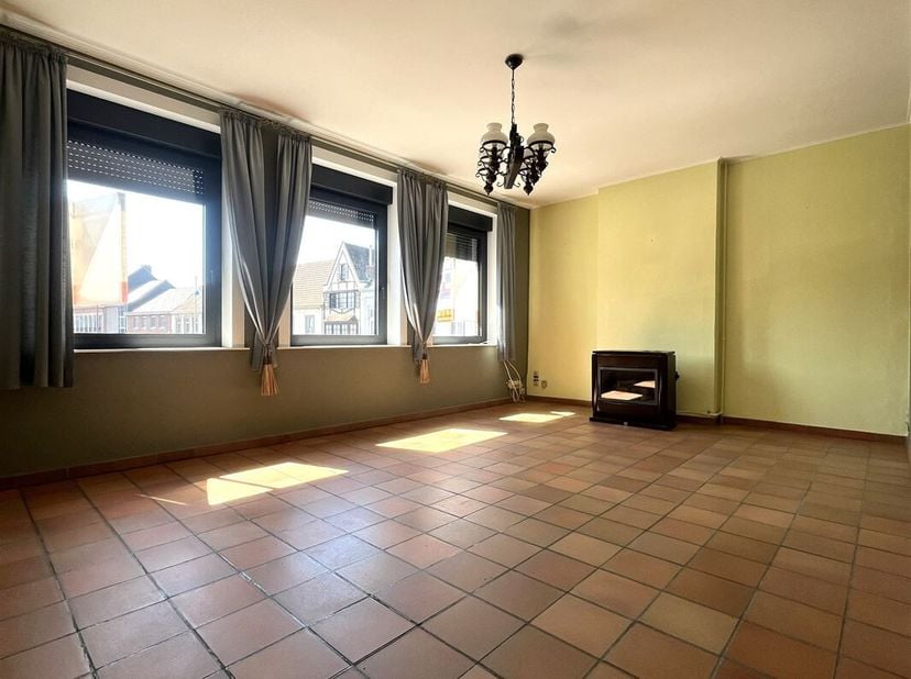 Charmant triplex met 2 slaapkamers en terras, gelegen aan de Grote Markt van Leuze-en-Hainaut.<br />
De woning heeft een bewoonbare oppervlakte van +/