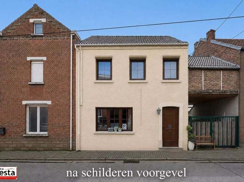 Deze gezinswoning biedt heel wat mogelijkheden: ruimte voor werk of hobby, groter gezin of kangoeroewoning.<br />
Ze is voorzien van een carport en ee