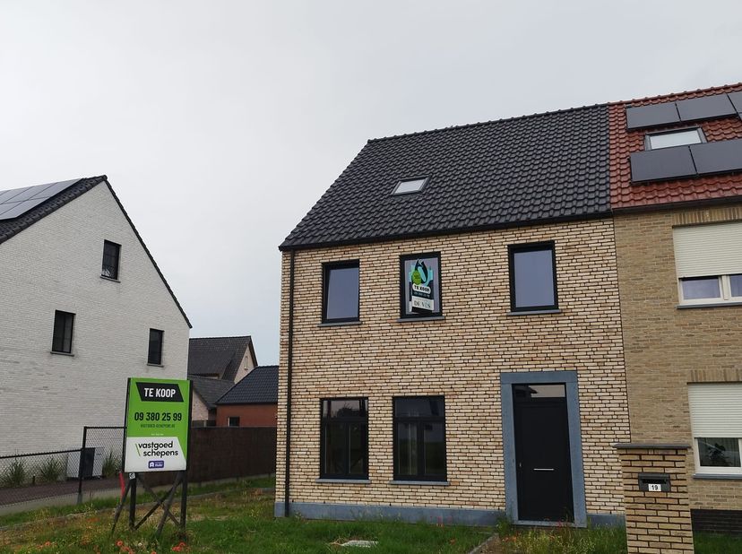 Ontdek deze nieuwbouw halfopen bebouwing op een perceel van 344 m², gelegen op een rustige maar tegelijk centrale locatie.<br />
<br />
Met een bewoon
