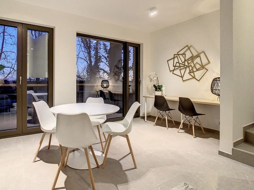 Een instapklare woning waar je meteen thuis bent<br />
Deze bijna-energieneutrale halfopen woning, opgeleverd in 2023, biedt een bruto bewoonbare oppe