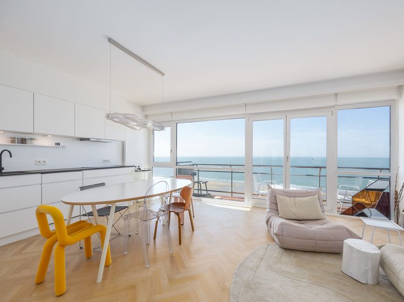 APPARTEMENT RÉNOVÉ DE 80 M² AVEC CHAMBRE, COIN NUIT ET VUE SUR MER<br />
Cet appartement entièrement rénové de 80 m² a été aménagé avec beaucoup d’att