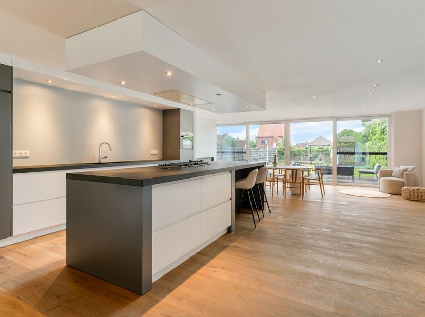 BEZOEK DEZE WONING EN KOM VRIJBLIJVEND LANGS TIJDENS DE KIJKDAG ZATERDAG 22/08 TUSSEN 09:00 EN 10:30!<br />
Deze uitzonderlijk stijlvolle gezinswoning