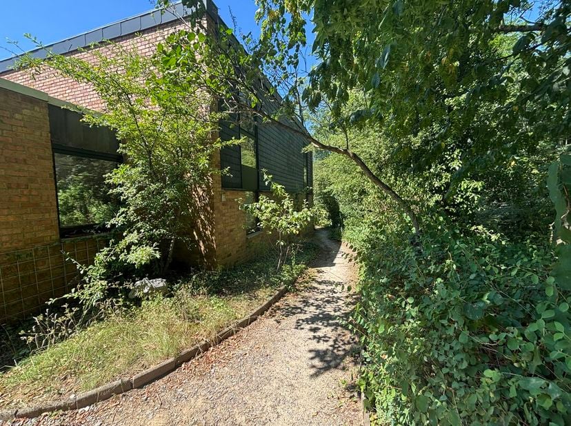 LOUVAIN-LA-NEUVE, dans un petit lotissement familial à quelques pas du Lycée MARTIN V, agréable MAISON 4ch/2SDD.  Construite dans les années 70 et réc