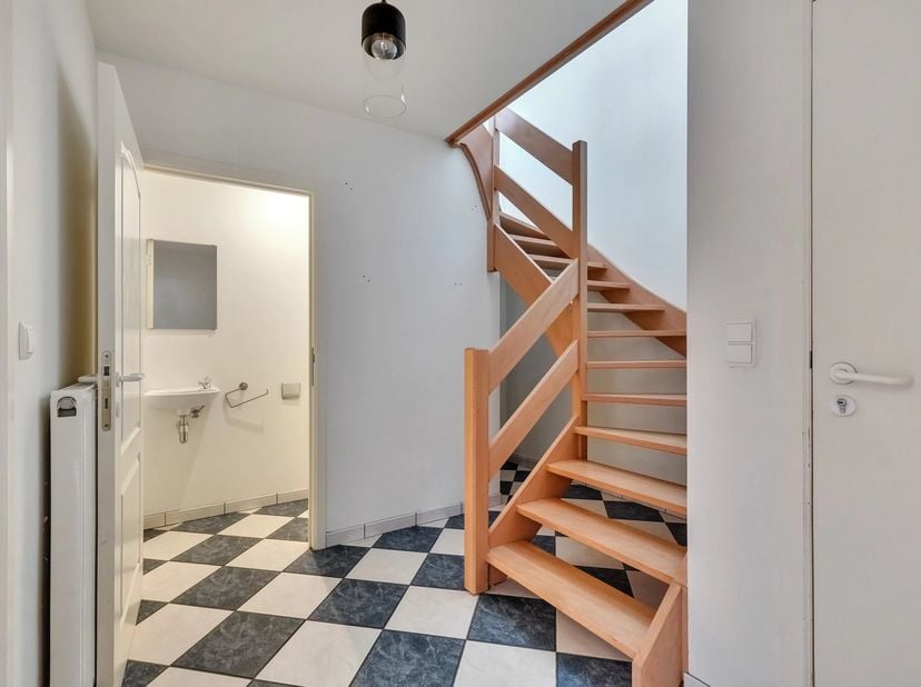 Dit instapklaar duplex appartement met een ruime en praktische indeling ligt in een rustige straat in Riemst.<br />
Via de inkomhal met apart gastento