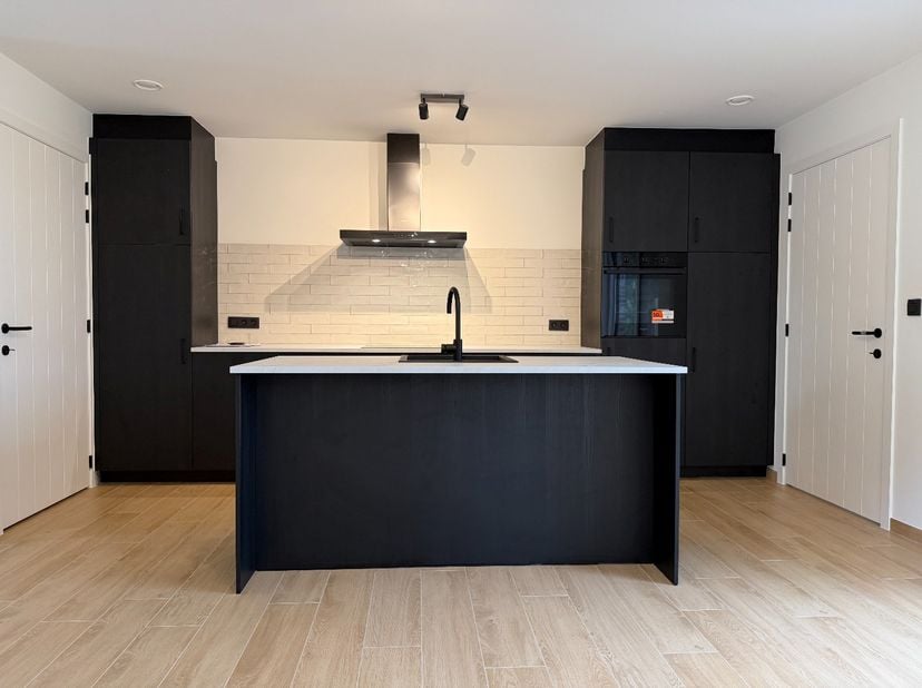 Volledig afgewerkte nieuwbouwwoning met 4 slaapkamers op ruim perceel van 5a 43ca nabij het centrum van Opglabbeek.<br />
Gelegen op een ruim perceel