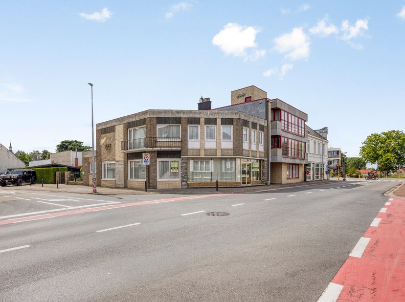 [[ DIT PAND NEEMT DEEL AAN DE ERA OPEN HUIZEN DAG OP 13/6 VAN 9:30 TOT 10:30 ]] Te koop: halfopen huis in het centrum van Zulte, met handelsruimte en