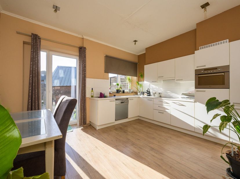 Dit authentieke handelspand met bovengelegen woonst is gelegen op een uitstekende toplocatie in het bruisende centrum van Bree, omringd door succesvol