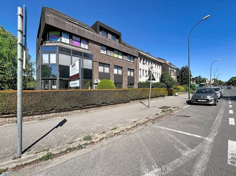 Deze veelzijdige kantoorruimte beschikt over een praktische kitchenette, ingemaakte kasten en een aangename, open indeling die flexibel kant worden in