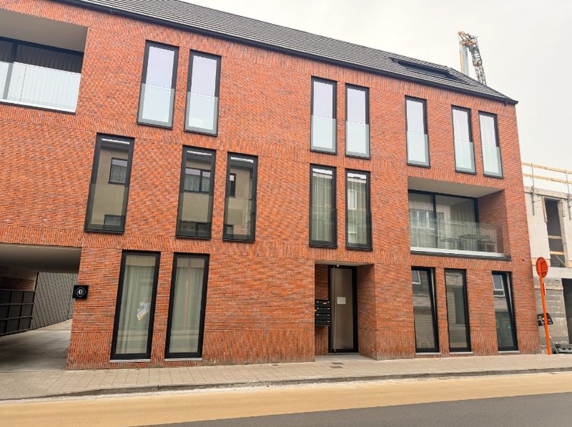 Dit gelijkvloers nieuwbouwappartement heeft alle troeven die men kan indenken, ruime lichtrijke leefruimte met open ingerichte keuken, 1 slaapkamer, b
