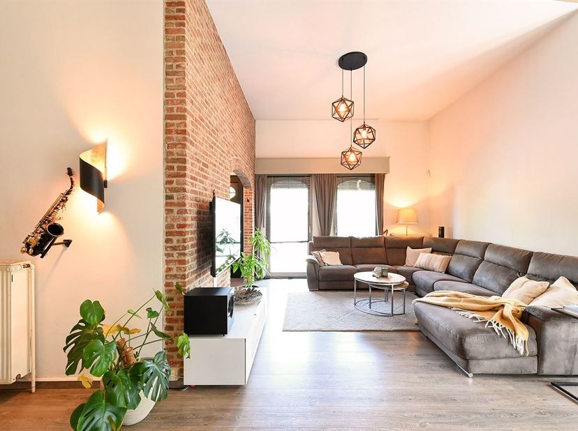 - Bekijk www.koosi.be voor een uitgebreide omschrijving - <br />
<br />
Deze karaktervolle villa is gelegen op een mooi, zuidwest georiënteerd perce