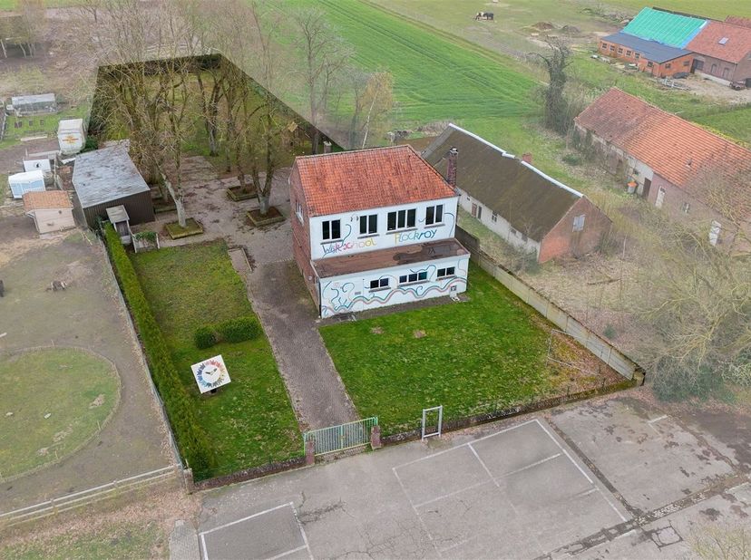 Perceel voor open bebouwing van 23a90ca in landelijke omgeving <br />
<br />
Omgeving:<br />
+ Omgeven door een groene, landelijke setting met veel