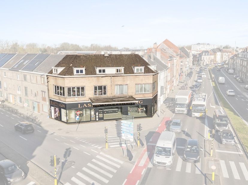 Immeuble de rapport avec commerce et 2 appartements dans un EMPLACEMENT DE PREMIER CHOIX à Gand. Beau potentiel de rendement. Plus dinformations sur d
