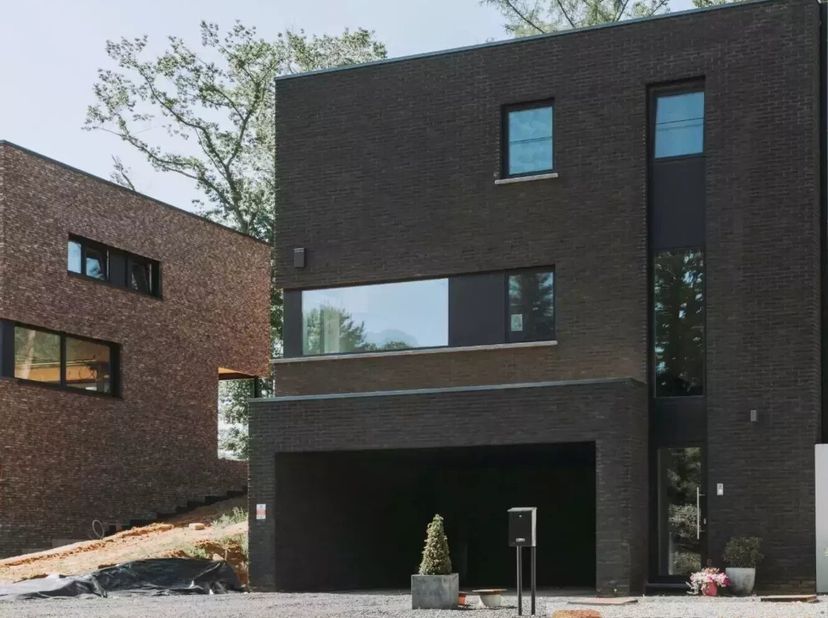 Mooie bouwgrond voor een woning in halfopen bebouwing met een oppervlakte van 4a 62ca. De bouwgrond is ideaal gelegen in een rustige omgeving en de tu