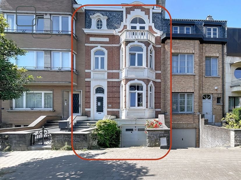 By The Way presenteert u dit ruime en lichte karakteristieke huis uit de jaren ’30, gelegen aan de Boulevard des Invalides, vlakbij het openbaar vervo
