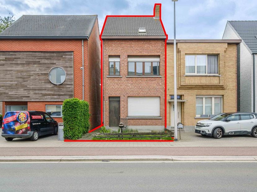 WOONHUIS MET TUIN -<br />
Type gesloten bebouwing met zijingang: Bergkelder, Inkomhal met trap, living in L-vorm, keuken met douche en aparte wc, sas
