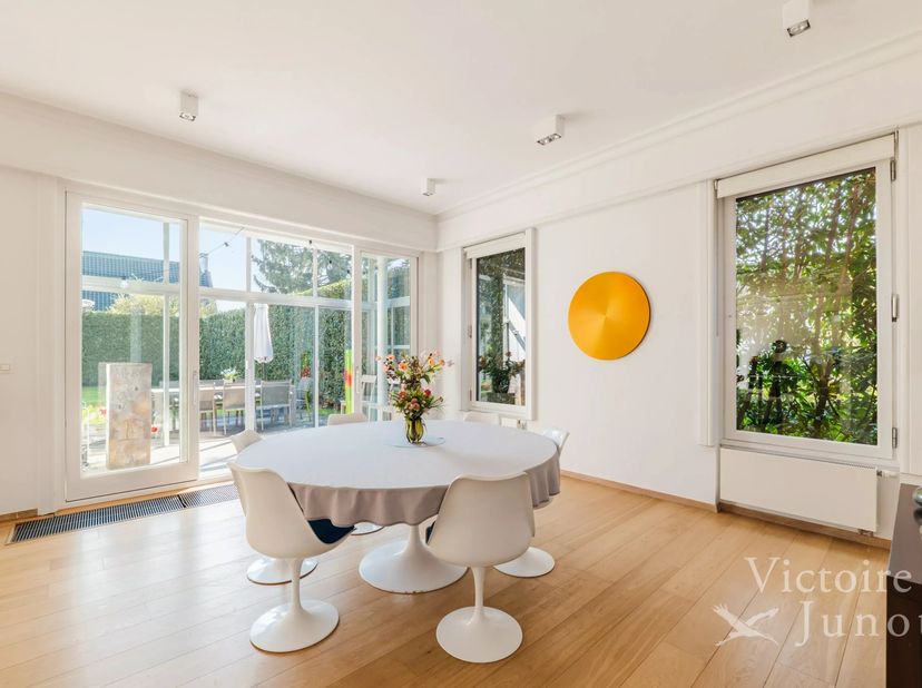 Victoire Junot heeft het genoegen u deze elegante, lichtrijke villa voor te stellen, ideaal gelegen in een van de meest gegeerde wijken van Ukkel. Gel