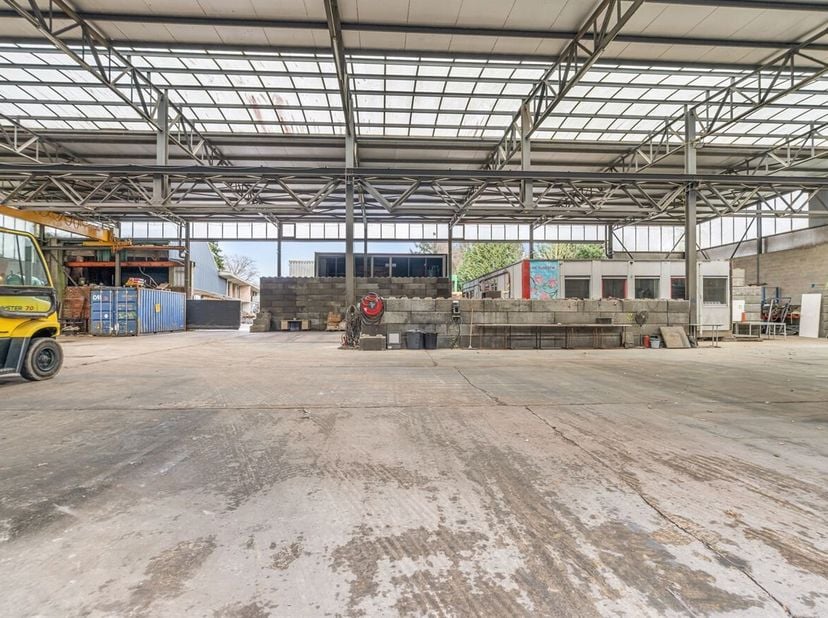 Karaktervolle woning met 4 slaapkamers, 2 badkamers én ruime opslagplaats  ideaal voor ondernemers<br />
Deze degelijke woning, gebouwd in 1956, combi