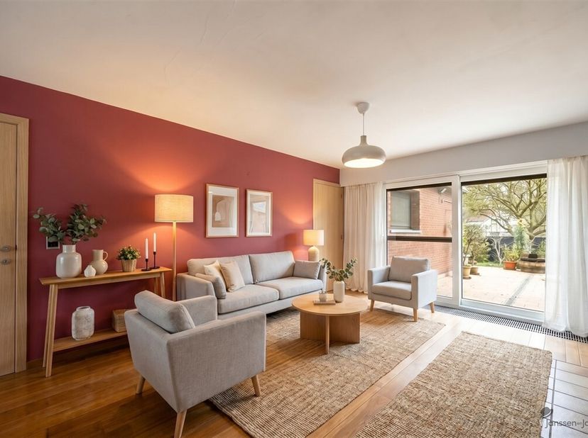 Ontdek deze ruime en energiezuinige gezinswoning (ca. 208 m²) in een rustige, gegeerde wijk nabij het centrum van Schoten op een perceel van 345m². De