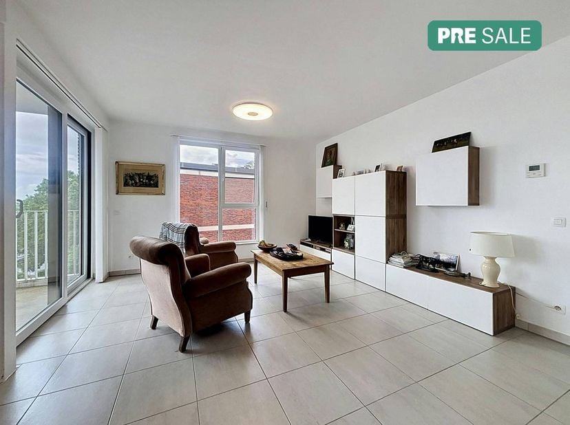 L'appartement est aménagé avec soin et grâce aux grandes fenêtres, vous pouvez profiter d'un maximum de lumière dans l'espace de vie.<br />
<br />
La