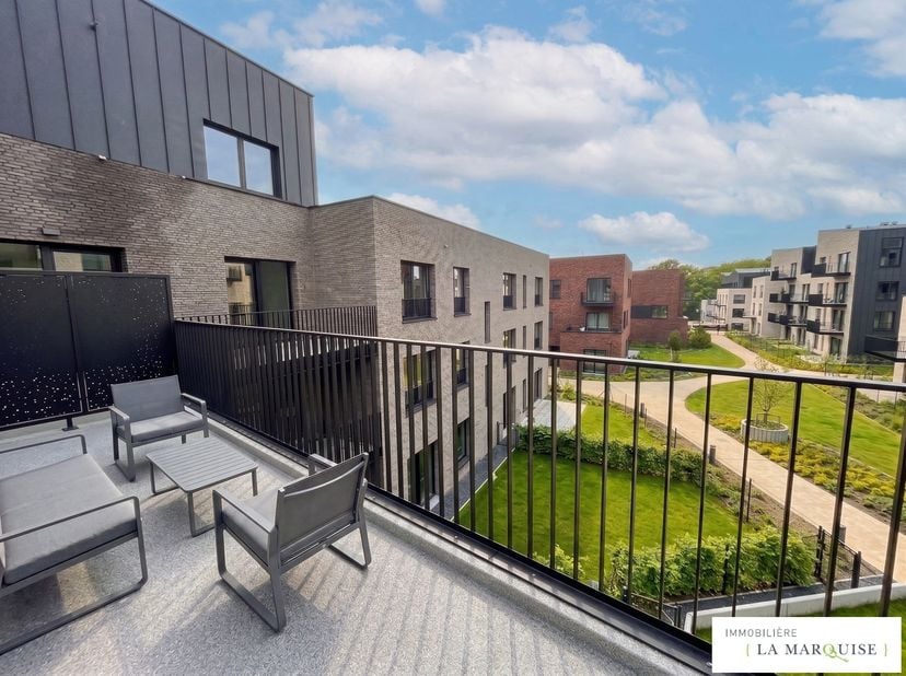 Situé dans un environnement calme et agréable, à proximité immédiate du centre-ville de Nivelles et de toutes les commodités, ce superbe appartement n