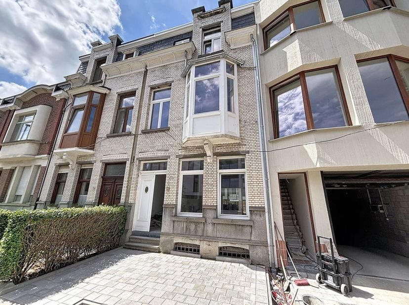 Aan de Van Den Hautelei 176 in Deurne-Zuid bieden we u dit uniek herenhuis te koop aan, vlakbij het geliefde Boekenbergpark. Dit herenhuis zijn ze vol