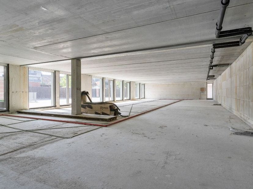Dans la Résidence Cavallo, une résidence moderne de nouvelle construction dans un emplacement très commercial, vous trouverez cet espace commercial d'
