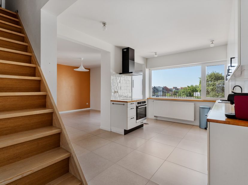 Op zoek naar een ruim, gerenoveerd duplexappartement op wandelafstand van de jachthaven en het strand? Aarzel niet en ontdek dit pand die perfect schi