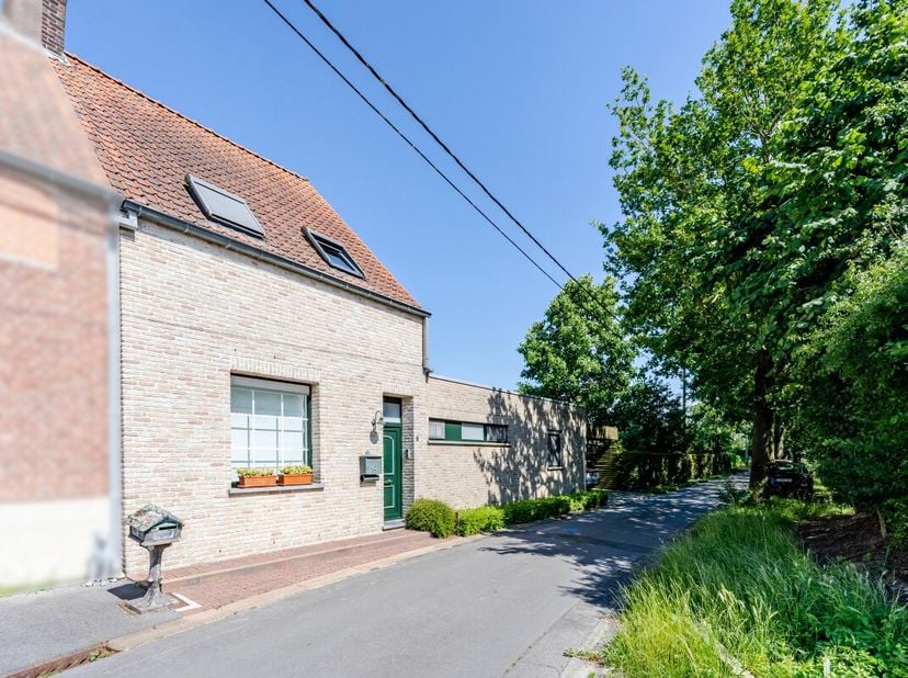 Te koop: ruime halfopen bebouwing in Wielsbeke, gelegen in een groene en landelijke omgeving met vlotte verbindingen. Deze charmante woning combineert